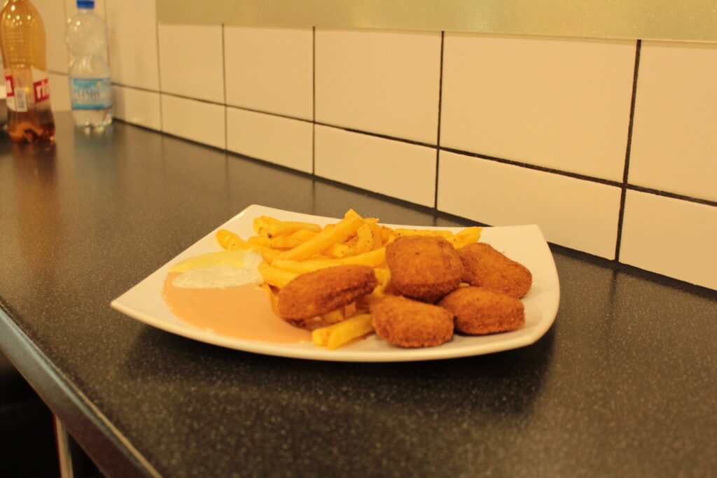 Chicken Nuggets mit Pommes im Bistro der Bistro Krone Bar Einsiedeln