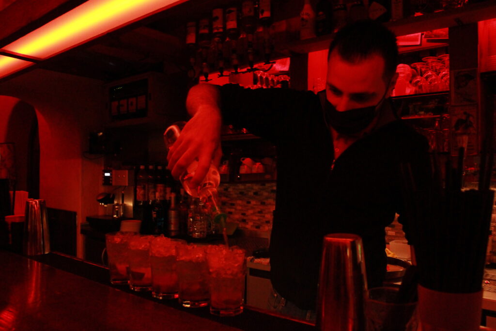 Ali in der Bar der Bistro Krone Bar Einsiedeln