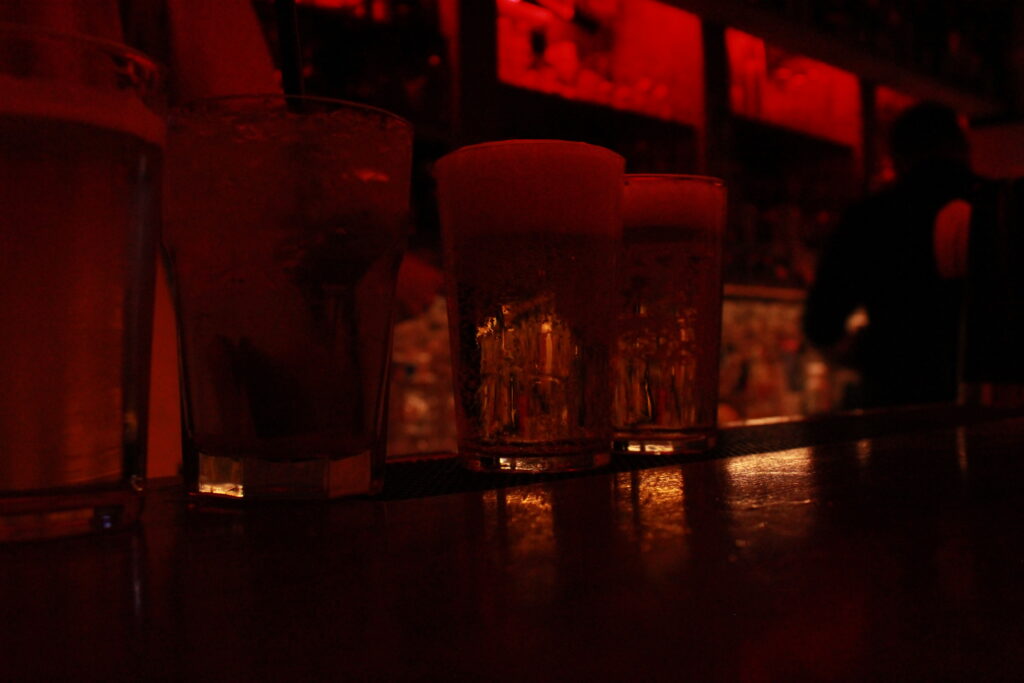 Drinks an der Bar der Bistro Krone Bar Einsiedeln